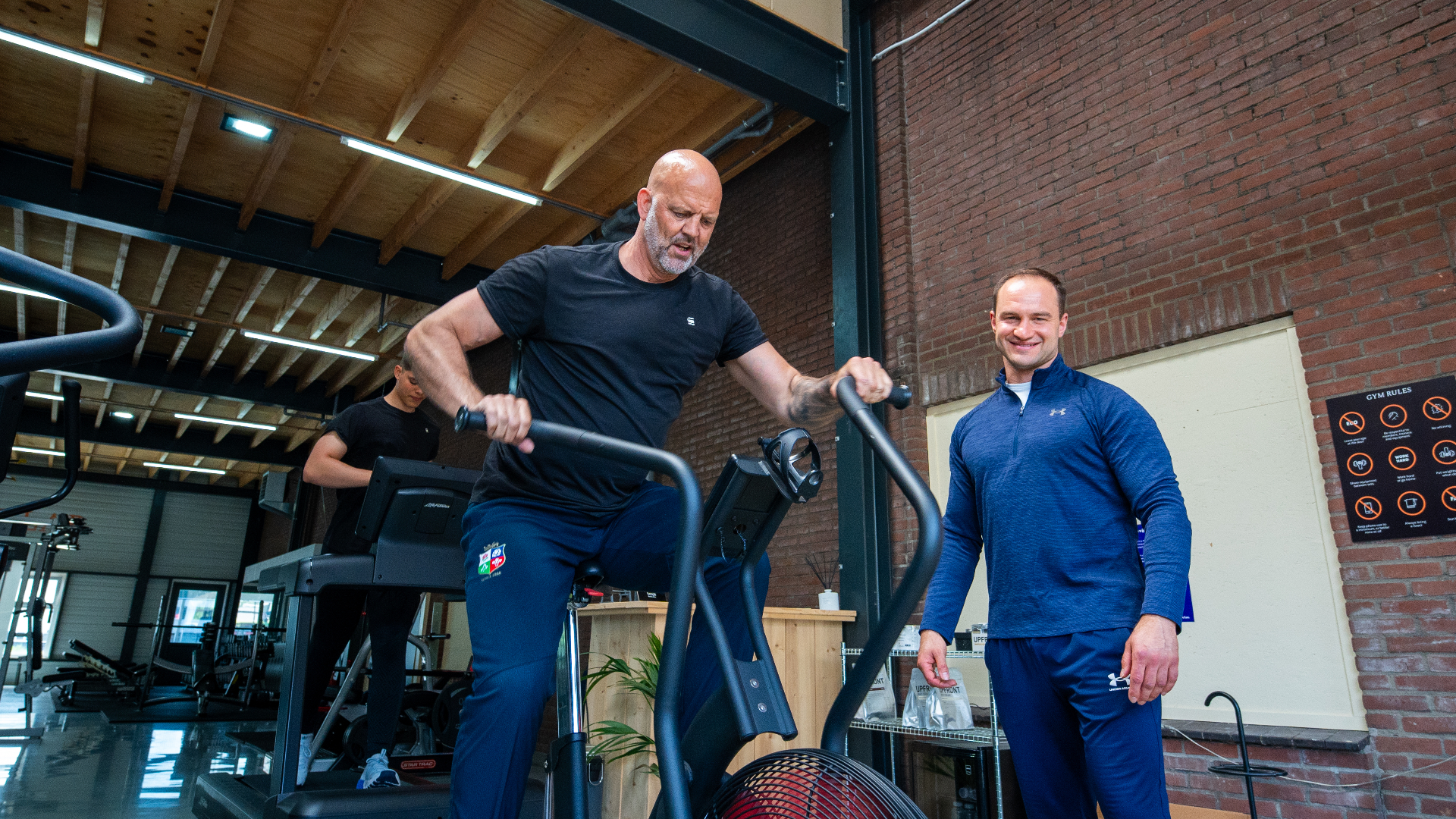Twee leden trainen samen in de community gym van THE LAB