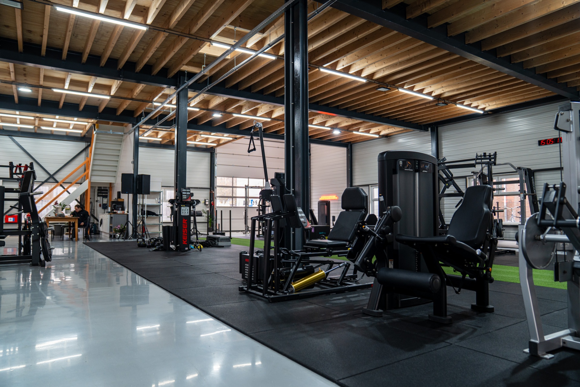 Krachttrainingszone met apparatuur bij THE LAB Fitness in Weesp