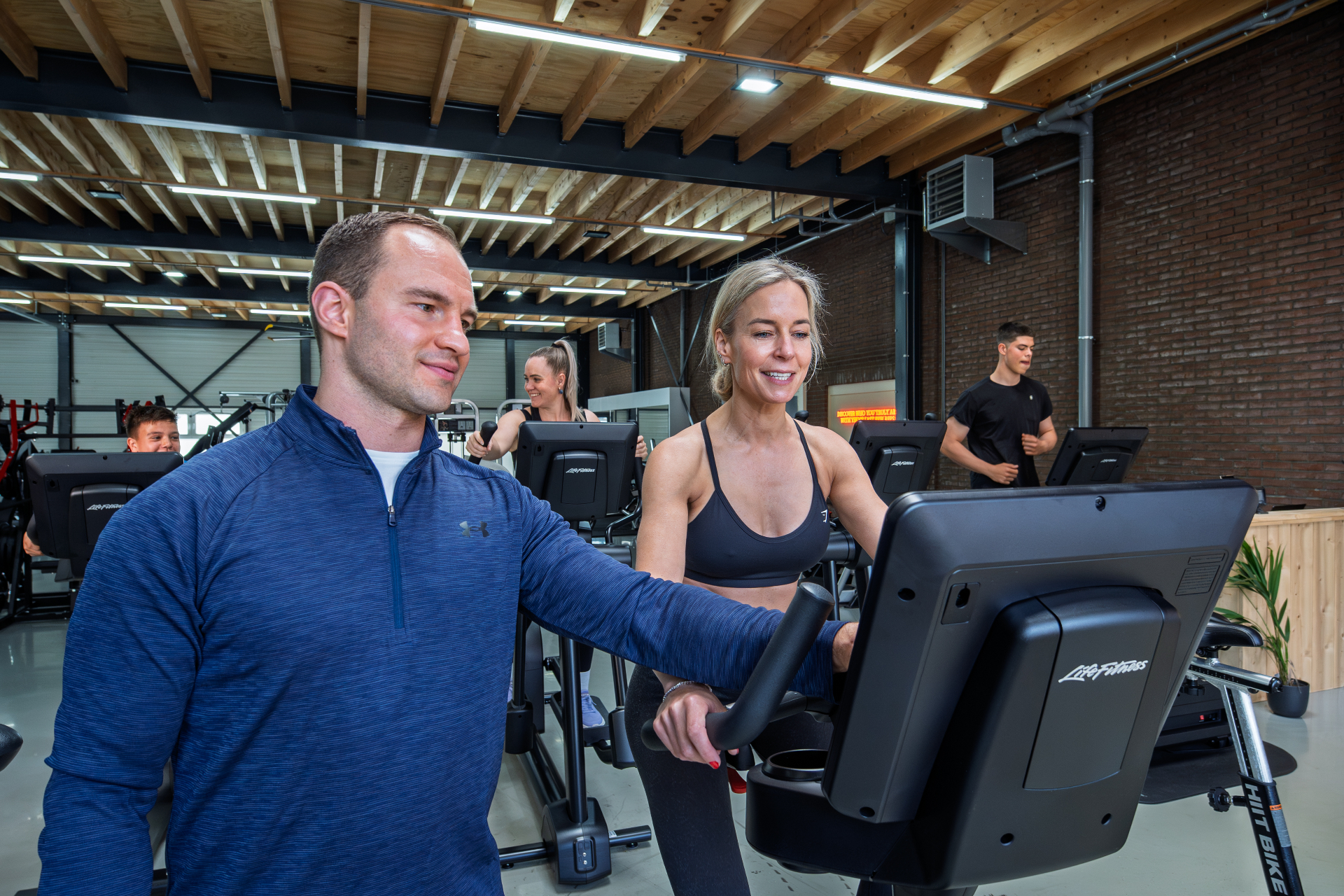 Personal trainer begeleidt een lid tijdens het trainen bij THE LAB Fitness in Weesp