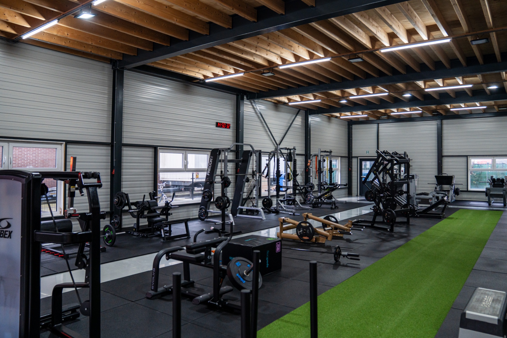 Groene trainingsbaan in de gym van THE LAB Fitness