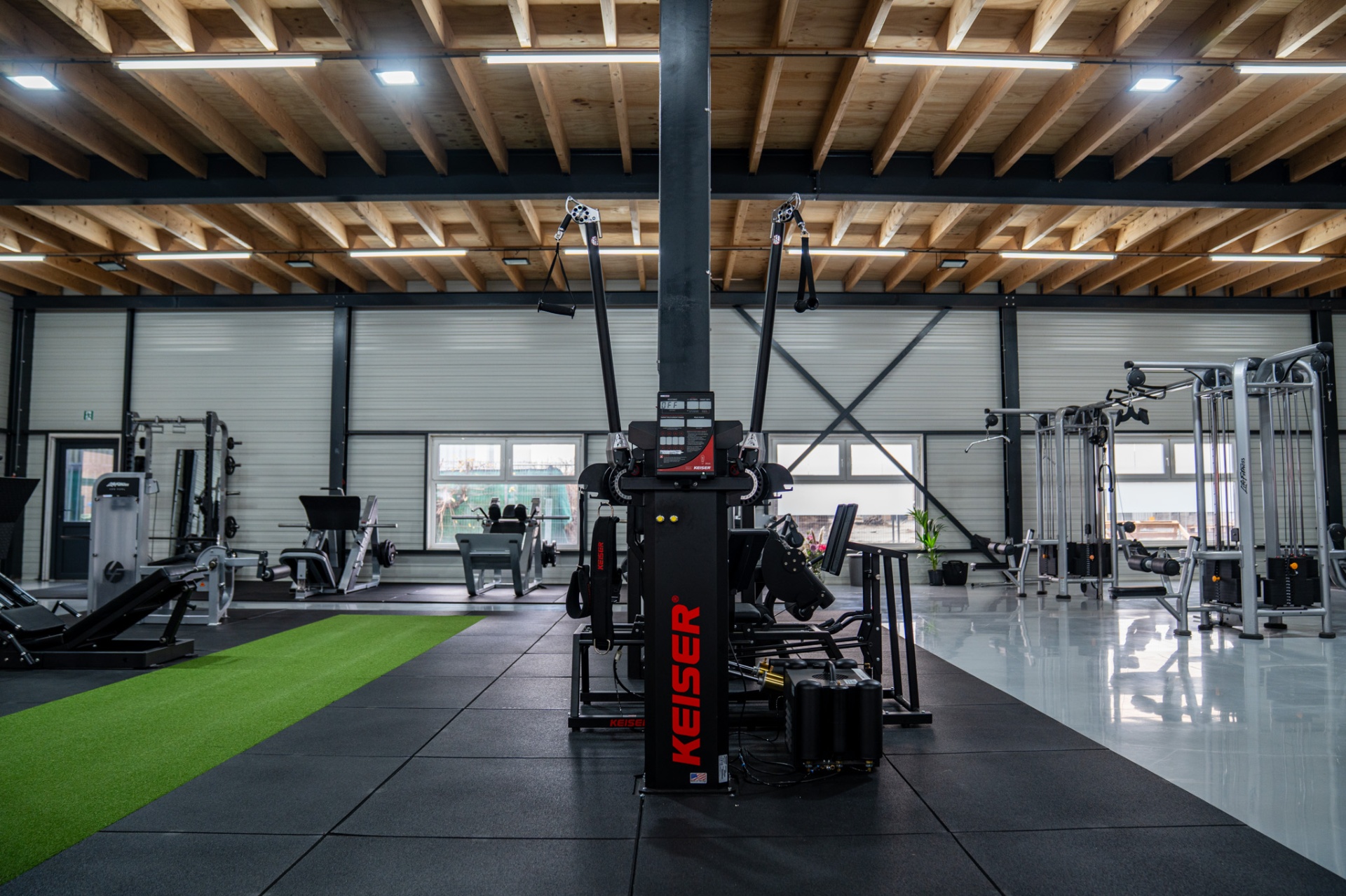 Keiser-apparatuur in de trainingsruimte van THE LAB Weesp