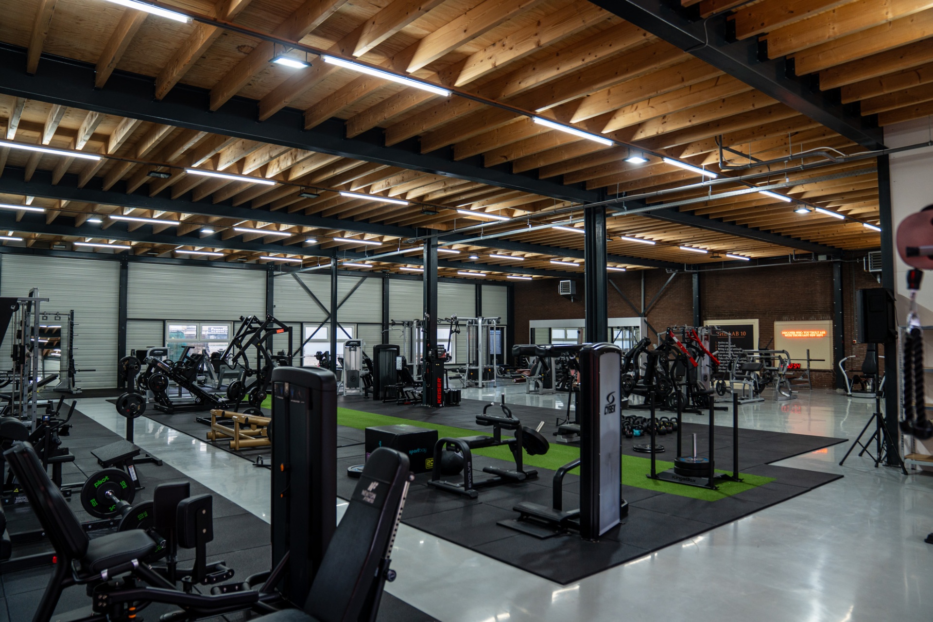 Ruime, lichte trainingsruimte met fitnessapparatuur bij THE LAB Weesp