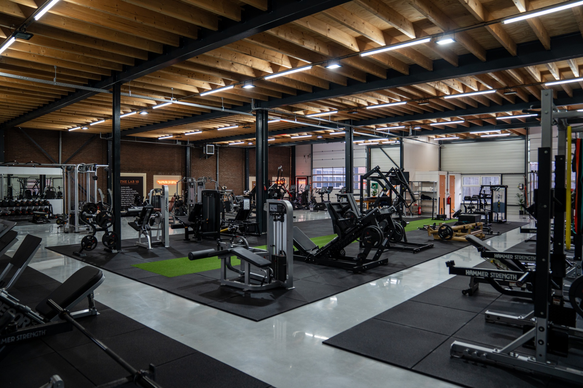 Trainingsruimte met gewichtsbanken en halterrekken bij sportschool THE LAB