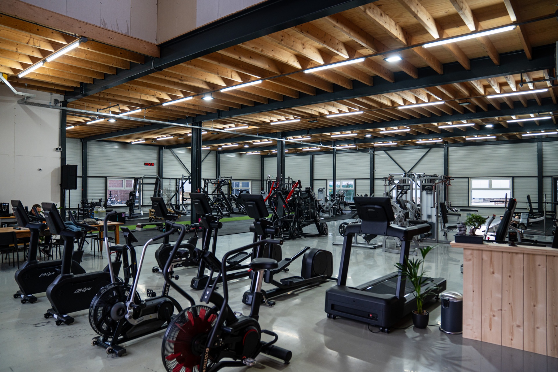 Cardiozone met trainingsapparatuur bij sportschool THE LAB in Weesp
